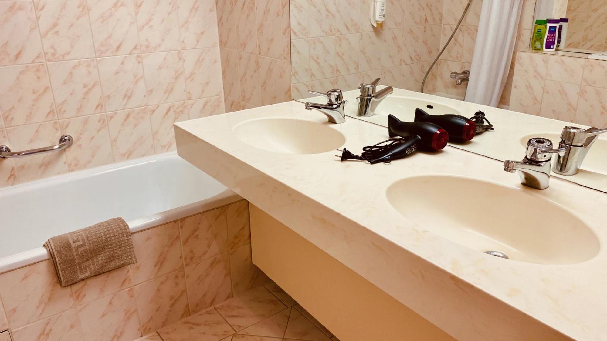 G&P Housing Apartments Mit Kueche & Balkon & Highspeed Internet- Comfort アルテンシュタイク エクステリア 写真